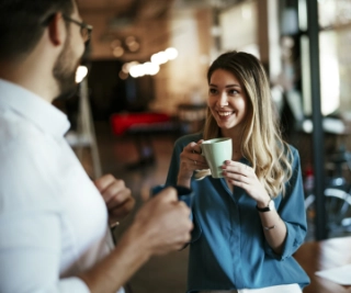 Paar bei einem Gespräch und mit Kaffee in der Hand